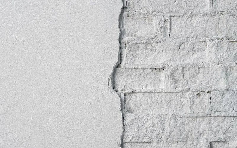 Verputzte und unverputzte Wand